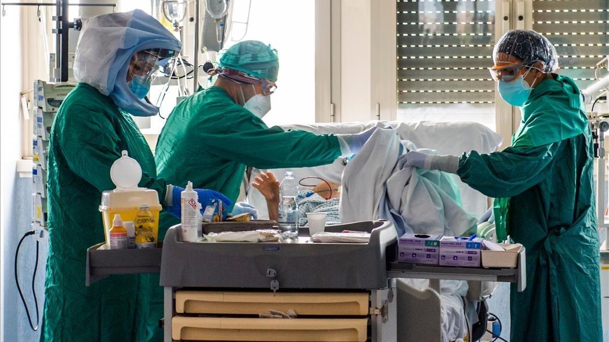 Un equipo de sanitarios atiende a un paciente covid-19 ingresado en una unidad de cuidados intensivos, en un hospital de Roma.