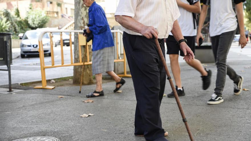 Un home gran travessant el Passeig de Manresa, ahir