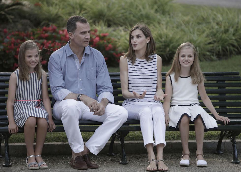 Es war wieder soweit für das offizielle Urlaubsfoto auf Mallorca: König Felipe, Königin Letizia sowie die Töchter Leonor und Sofía haben am Donnerstag (4.8.) in den Gärten der königlichen Sommerresidenz zum Familienbild Aufstellung genommen.