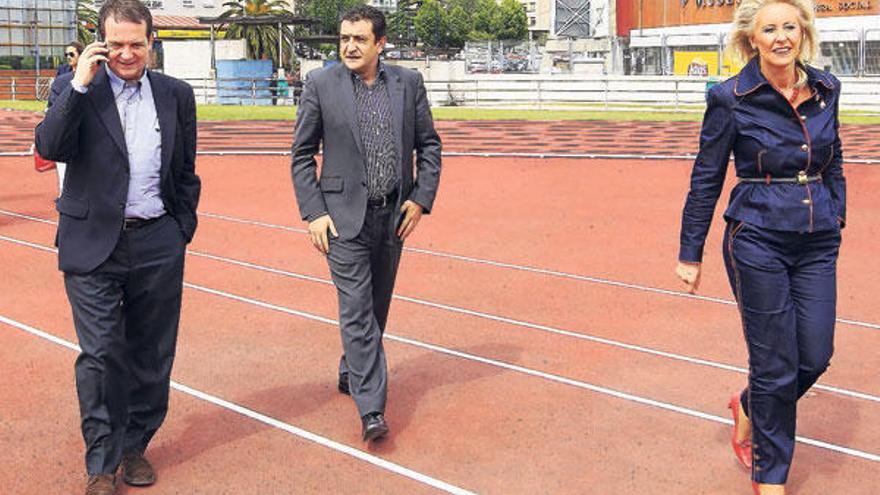 Los candidatos a alcalde Abel Caballero, Santiago Domínguez y Corina Porro en la pista de atletismo de Balaídos.  // R.Grobas