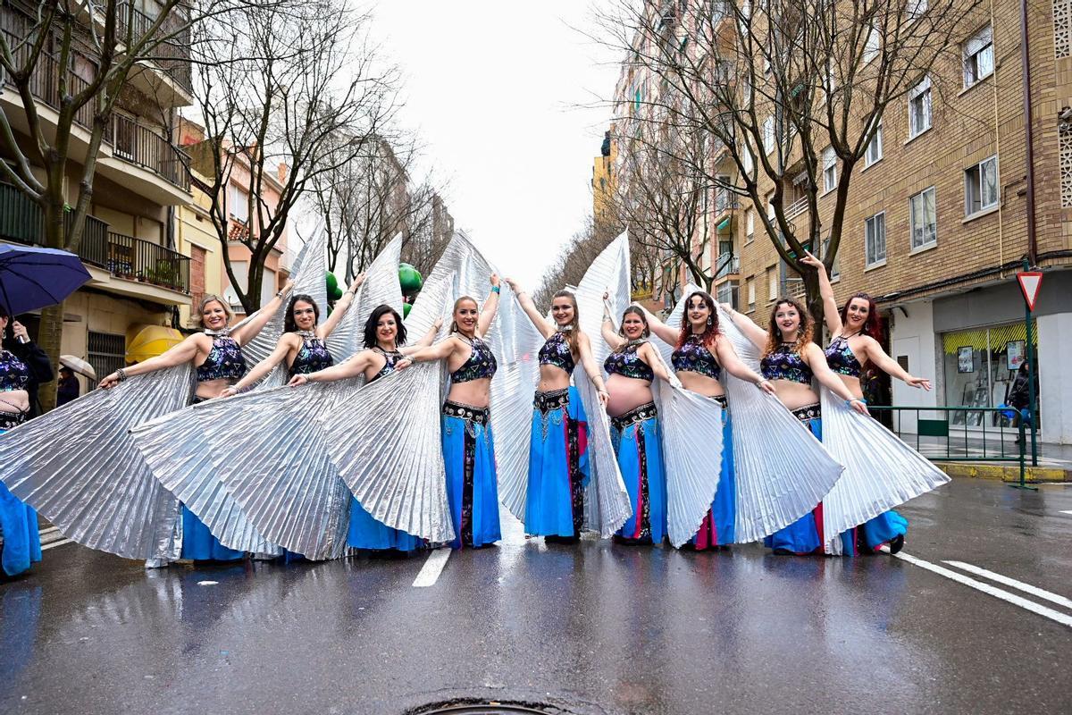 Participantes en el desfile del Pregó sonrien pese a la suspensión del acto