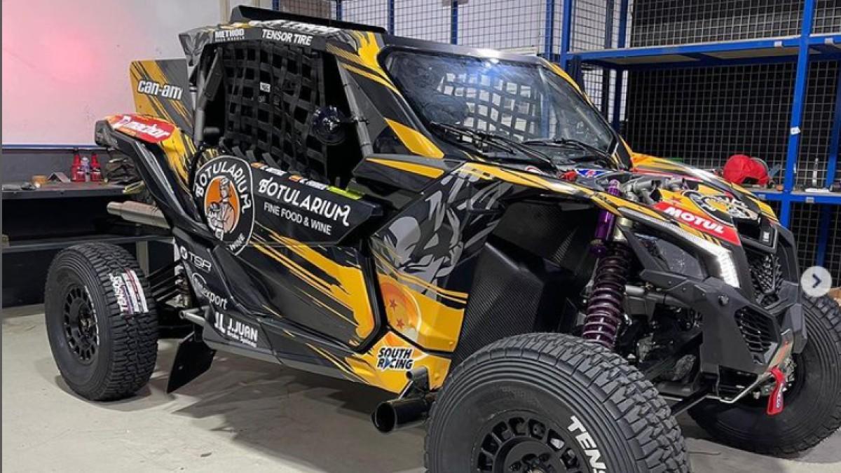 Gerard Farrés y su coche de Goku para el Rally Dakar 2024