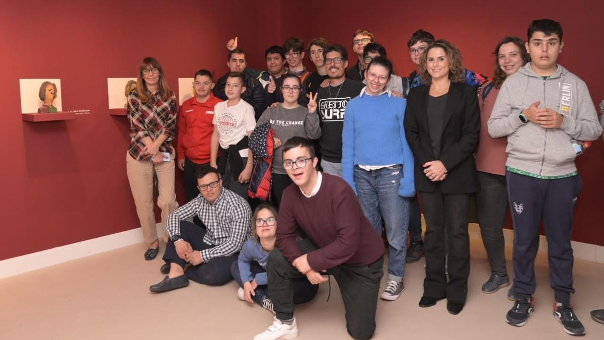 Alumnos de las Escuelas San José con Irene Guasque, gerente de la Fundación Bancaja