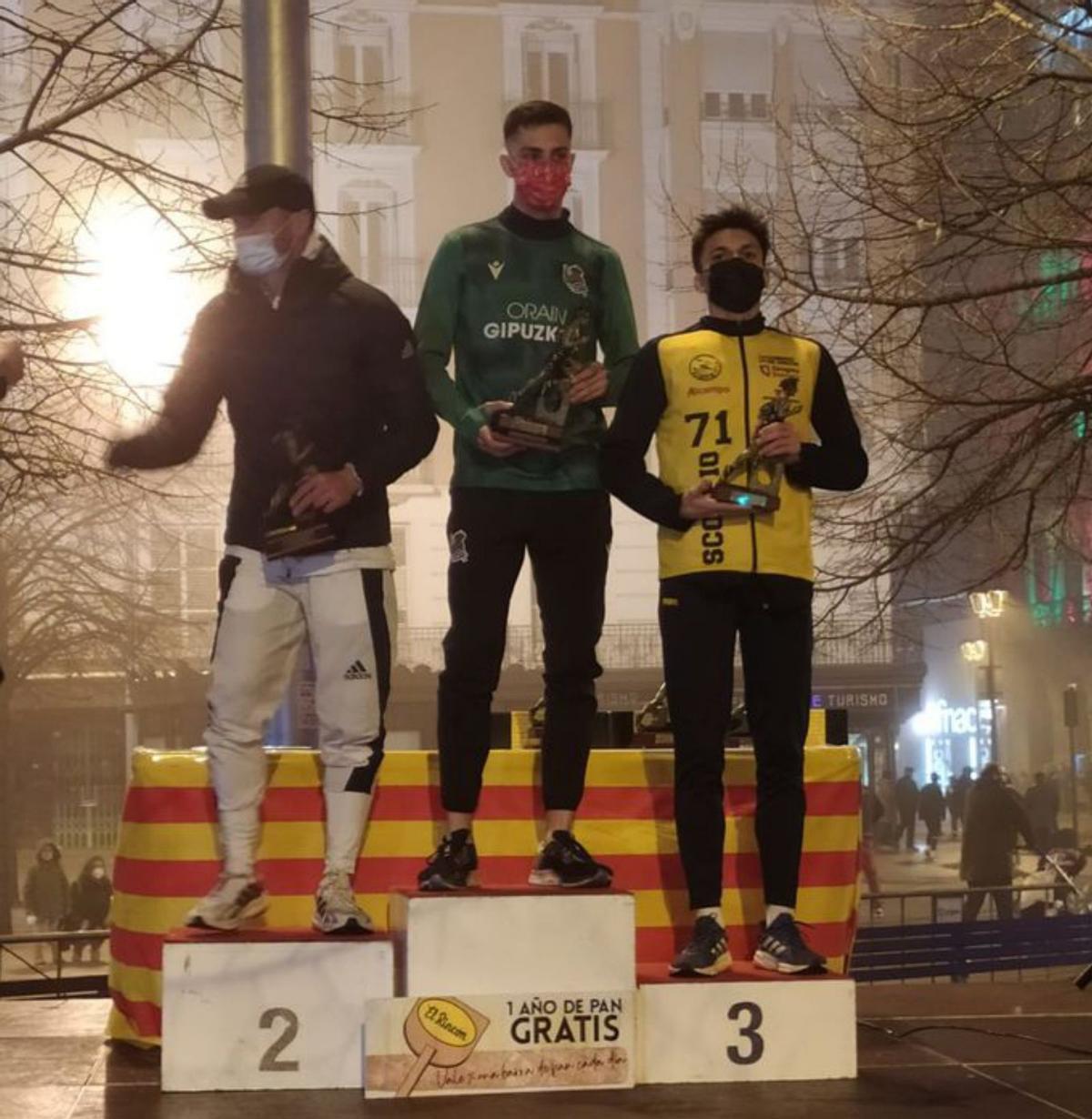 El podio masculino en la Plaza de España. | AD JERÓNIMO ZURITA