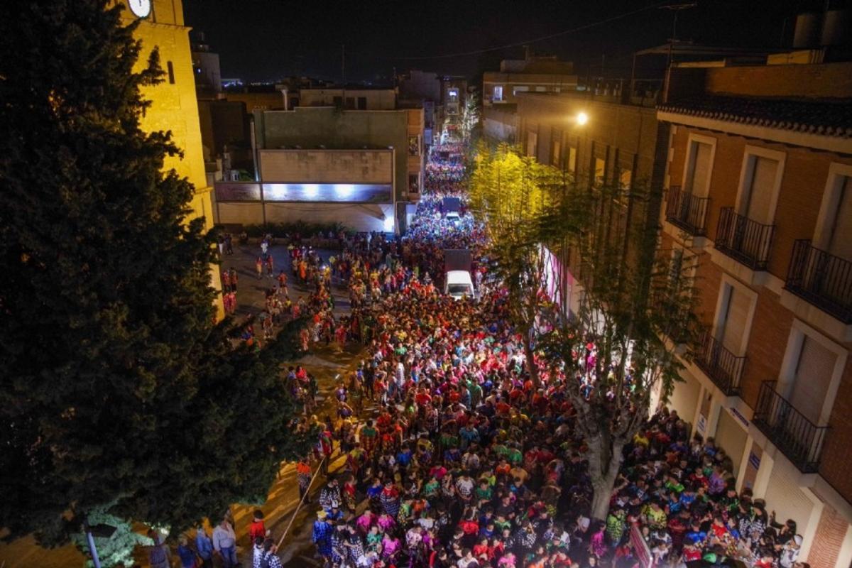 Las calles de Alhama abarrotadas durante la celebración de Los Mayos, el año pasado.