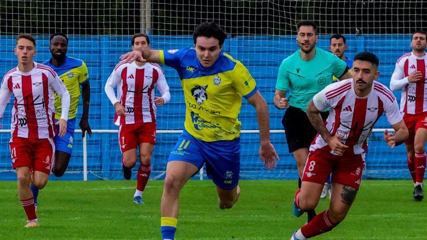 Nico Fernández conduce a la carrera obstaculizado por Kopa. |  Iñaki Abella