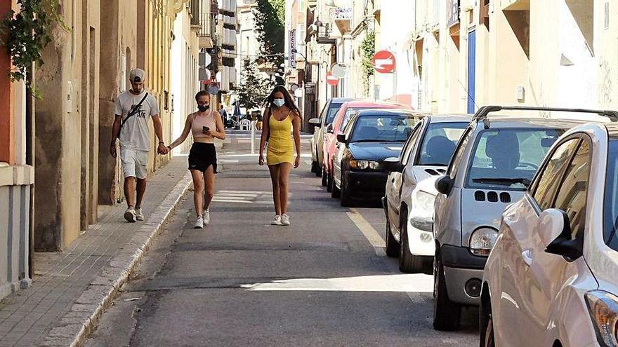 Un dels carrers de Figueres amb les voreres per sota de l&#039;amplada reglamentària.