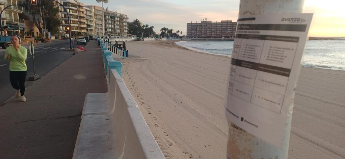 Una "parada" de bus en la playa de Los Locos, únicamente señalizada con un papel en una farola