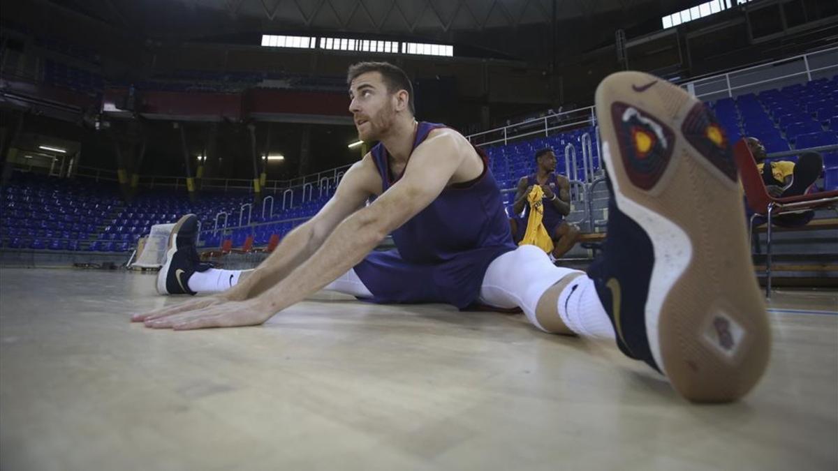 Víctor Claver durante la sesión de estiramientos en el entrenamiento de este jueves