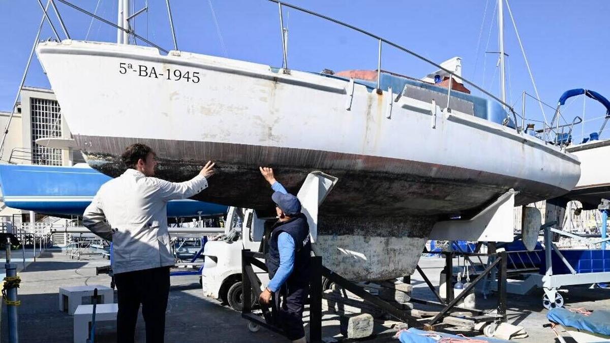 Mistral, velero de 10 metros de eslora construido en 1964 y que dio la vuelta al mundo, y que ahora va a ser restaurado para darle una nueva vida en el Reial Club Marítim de Barcelona tras años de inactividad y deterioro.