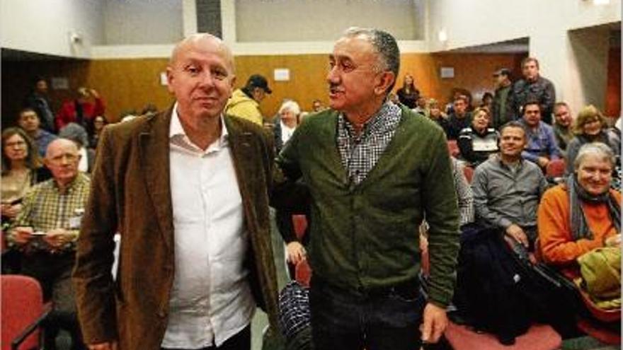 Xavier Casas (esquerra), acompanyat de Josep Maria Álvarez en el comitè intercomarcal del sindicat a Girona.