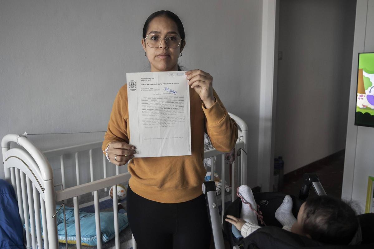 Erika Andrea muestra la solicitud de nacionalidad española por presunción para su hijo Marlon.