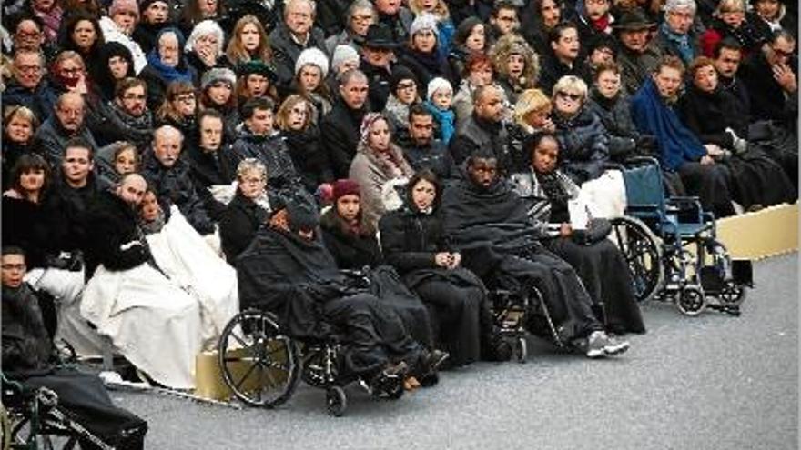 Diversos ferits en els atemptats de París van assistir a l&#039;homenatge a les víctimes.