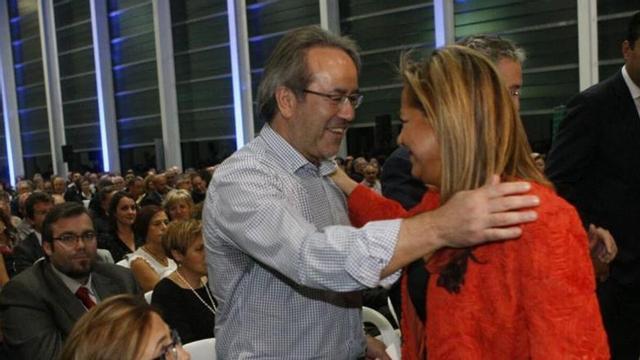 La ex alcaldesa Rosa Valdeón, saluda al alcalde de Zamora, Francisco Guarido.