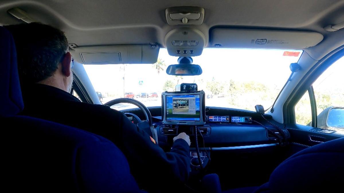 Interior de un coche de la Policía Local de Mijas.