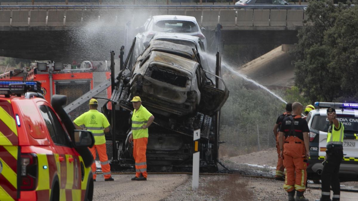 Seis coches eléctricos arden al ser transportados por la A-23 a su paso por Sagunt
