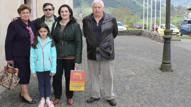 Descendientes de Casimiro González, "el Cristo", ayer en San Román: María del Carmen García, Carlos Bruno, Belén Muñiz y Guillermo Muñiz. En primera fila, la tataranieta, Silvia del Busto. | s. arias