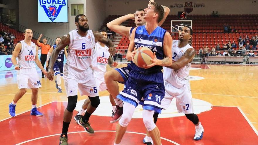 Tomislav Zubcic, amb la camiseta de l&#039;Igokea en un duel contra el Buducnost