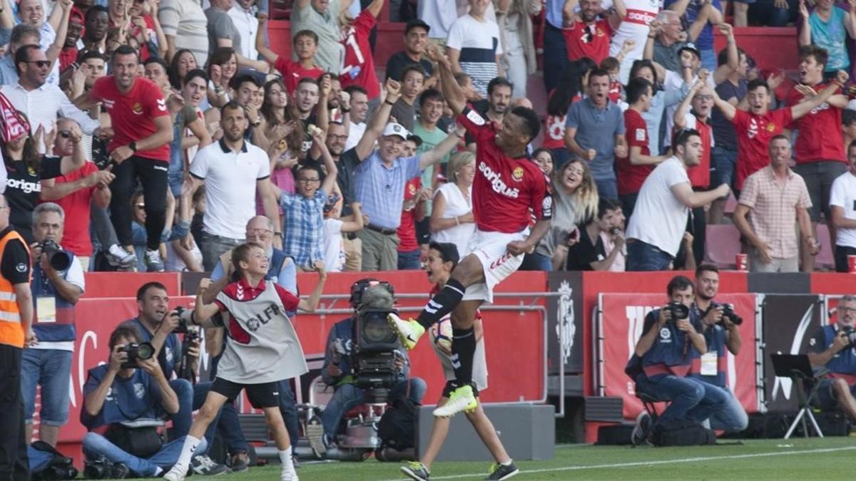 Uche, del Nàstic, celebra uno de sus dos goles al Girona.