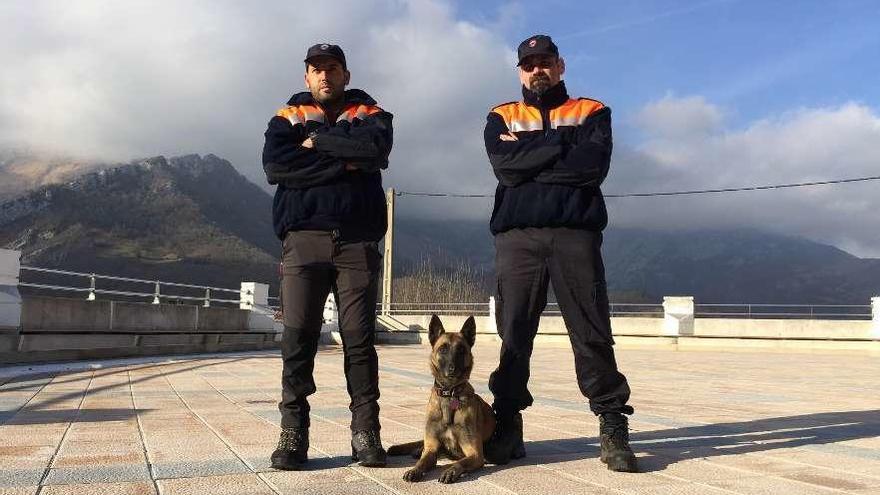 Los voluntarios de Protección Civil de Ponga Juan Rojo y David Calleja, con &quot;Leyla&quot;, en San Xuan de Beleño.