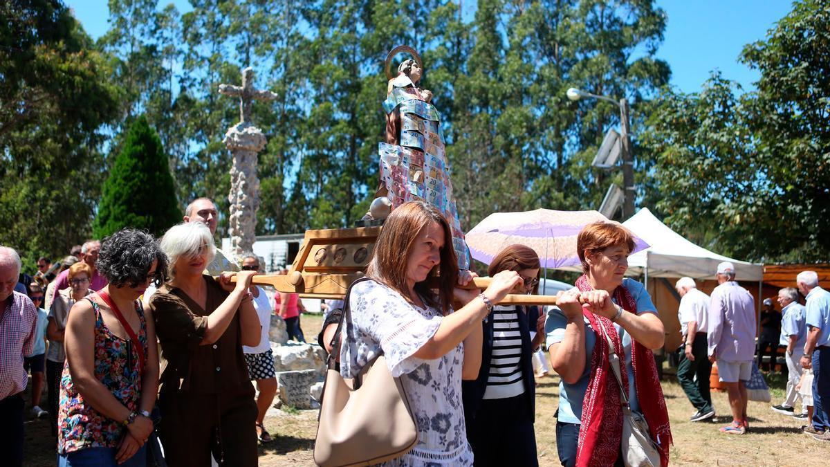 El Alto da Madanela, en Carbia, acogió la tradional romería con misa, procesión y comida