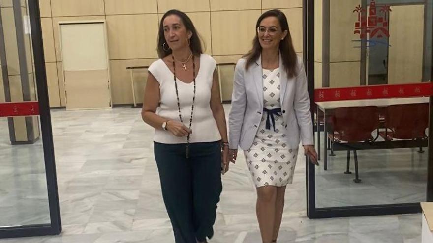 Yolanda Almagro (d), en la sala de prensa del Ayuntamiento de Córdoba.