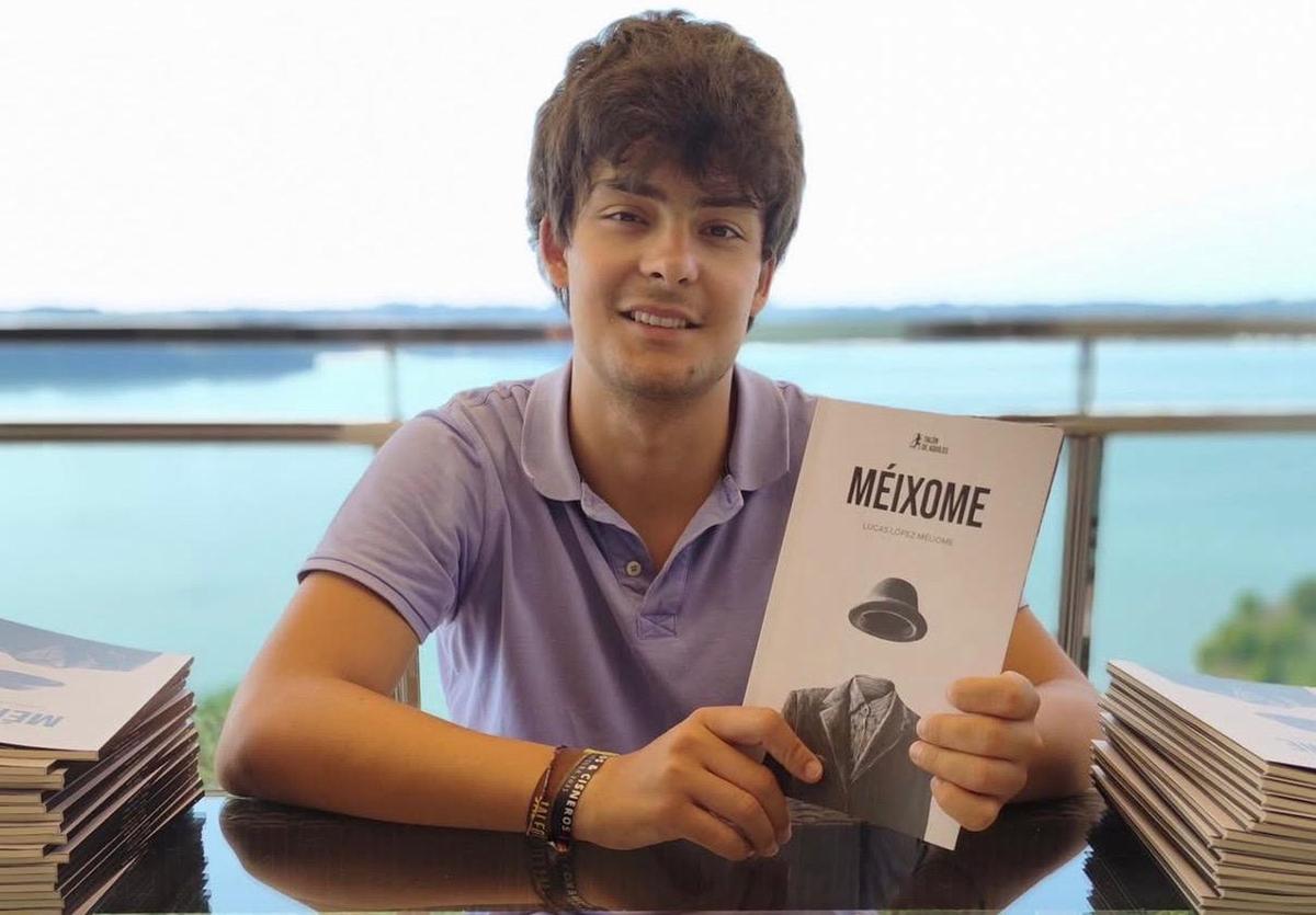 Lucas López sostiene un ejemplar de su primer poemario titulado «Méixome».