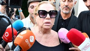 Mayte Zaldivar sale del tanatorio de San Bernabé en Marbella tras el fallecimiento de Julián Muñoz