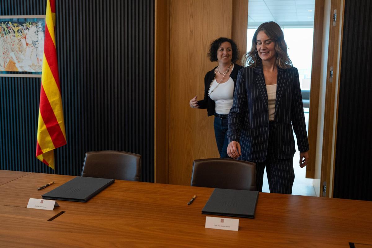 BARCELONA 27/02/2025 Política. Reunión de la presidenta dels Comuns, Jéssica Albiach con la consellera de Economia, Alícia Romero, en el Districte Administratiu (c. Foc, 57). FOTO de ZOWY VOETEN. pacto para duplicar el impuesto por la compra de edificios a los grandes tenedores vivienda