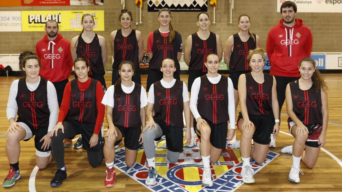 Les jugadores del GEiEG abans de l’entrenament d’ahir al vespre a Sant Narcís. | ANIOL RESCLOSA