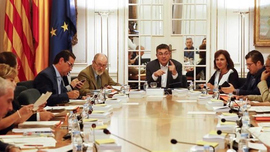 Representantes de los grupos en la Mesa, el órgano de dirección de las Corts Valencianes.