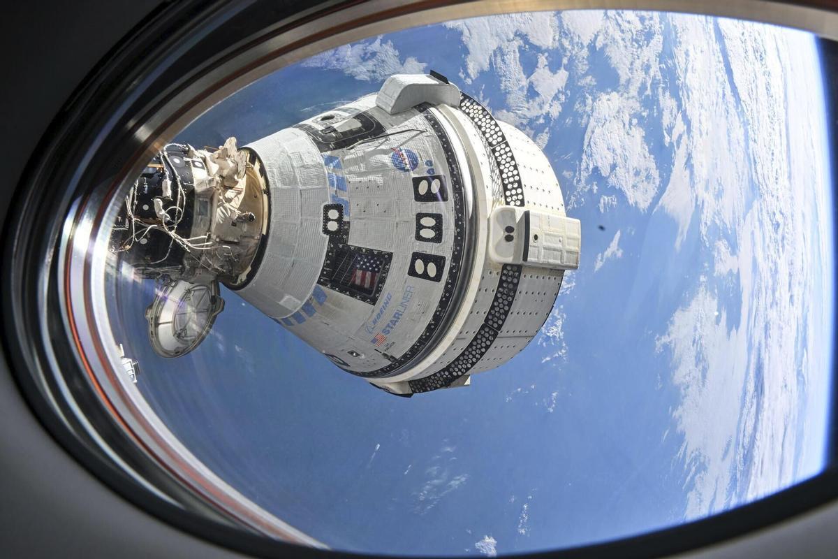 Vista de la nave Starliner acoplada a la Estación Espacial Internacional.