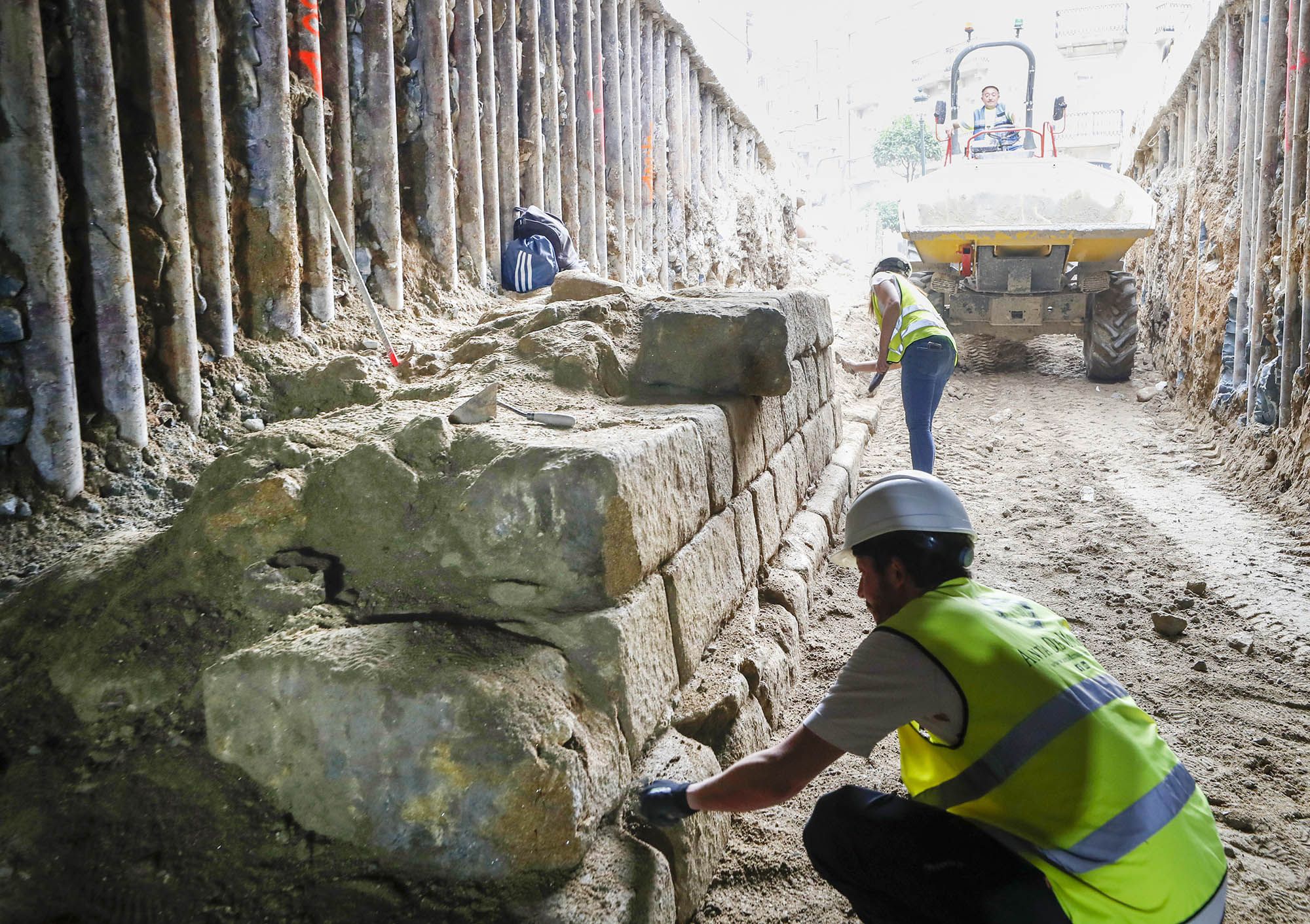 Los arqueólogos trabajan para “desenterrar” por completo la muralla aparecida en las obras de la calle Carral.