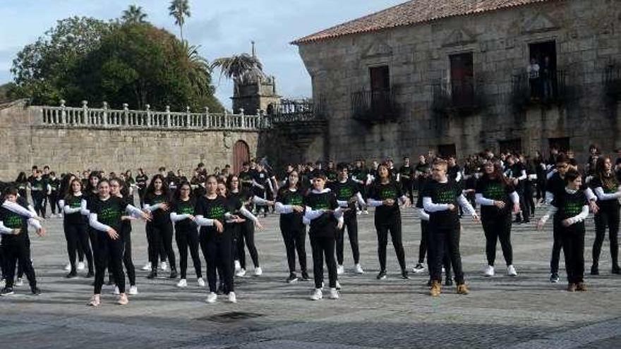 Un momento de la coreografía final, en la plaza de Fefiñáns. // N.Parga