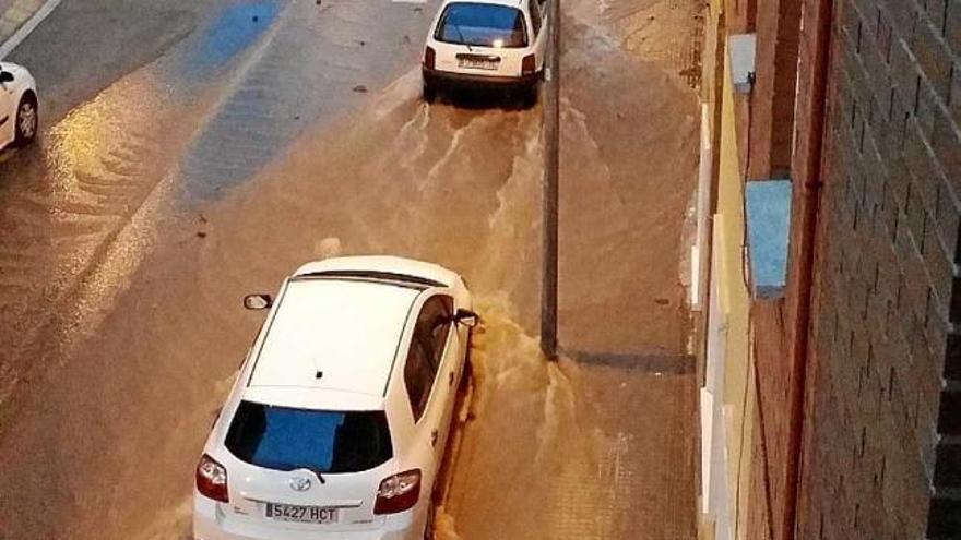 Rebenta una canonada d&#039;aigua al carrer Bernat de Cabrera
