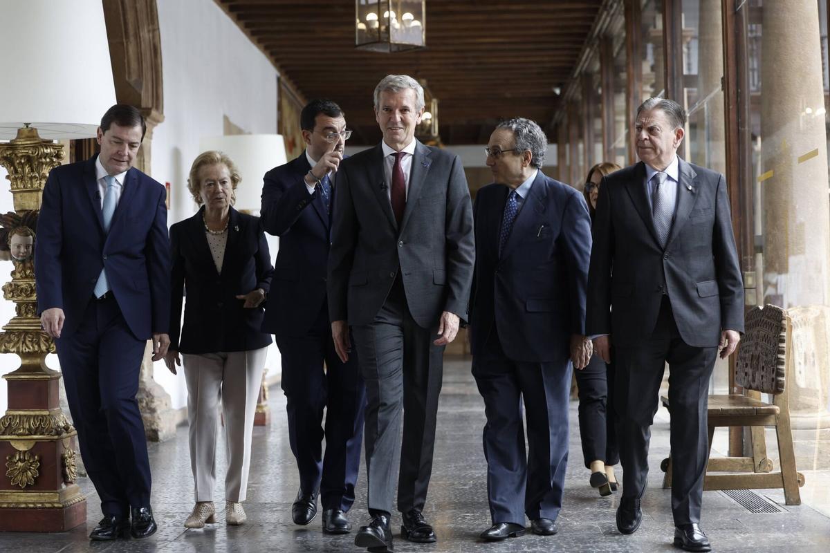 Alfonso Fernández Mañueco, presidente de Castilla y León; Arantza Sarasola, vicepresidenta de Prensa Ibérica; Adrián Barbón, presidente del Principado; Alfonso Rueda, presidente de la Xunta de Galicia, Javier Moll, presidente de Prensa Ibérica, y Alfredo Canteli, alcalde de Oviedo, antes de entrar al evento. Alfonso Fernández Mañueco, presidente de Castilla y León; Arantza Sarasola, vicepresidenta de Prensa Ibérica; Adrián Barbón, presidente del Principado; Alfonso Rueda, presidente de la Xunta de Galicia, Javier Moll, presidente de Prensa Ibérica, y Alfredo Canteli, alcalde de Oviedo, antes de entrar al evento.