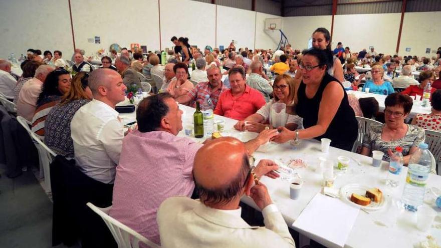 Vecinos y autoridades compartieron un almuerzo con baile. // I.Abella