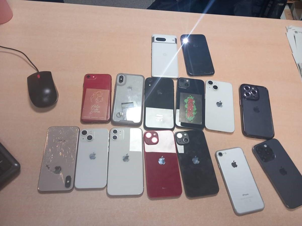 Móviles encontrados en un control de Mossos con 4 detenidos. Los robaron en las Fallas de Valencia