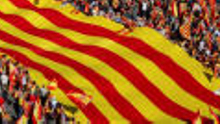 Desenes de milers de persones es manifesten a favor de la unitat d&#039;Espanya a Barcelona