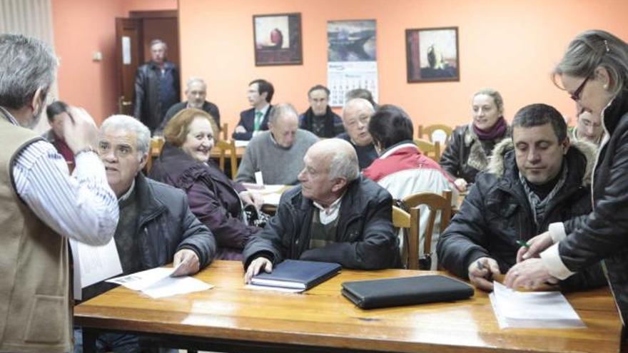 Los representantes de la zona rural, ayer, en la asamblea celebrada en su sede de Leorio.