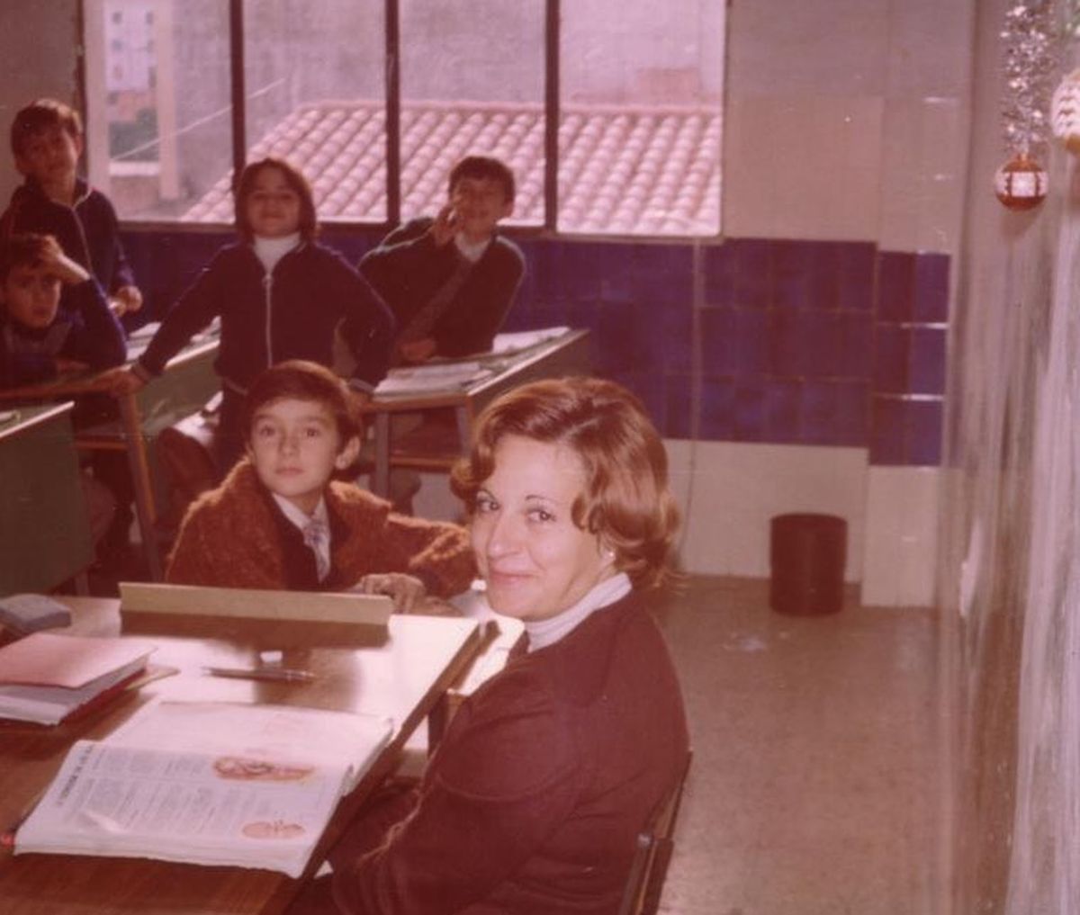 Carmen Llop en una imagen de cuando ejercía como maestra en el colegio Bisbe Pont de Vila-real.