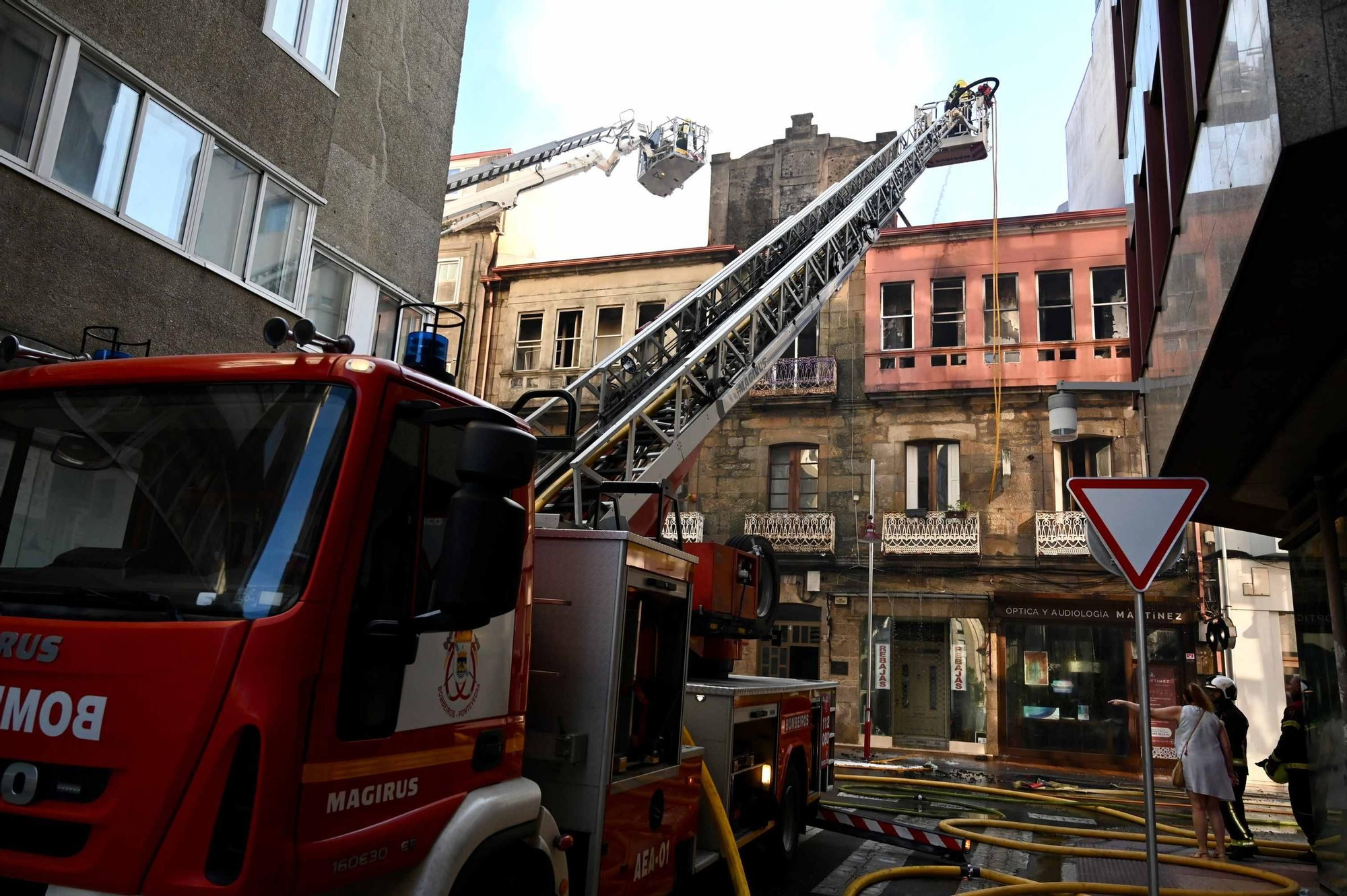 Dieciocho desalojados por el incendio de un edificio en el centro de Pontevedra