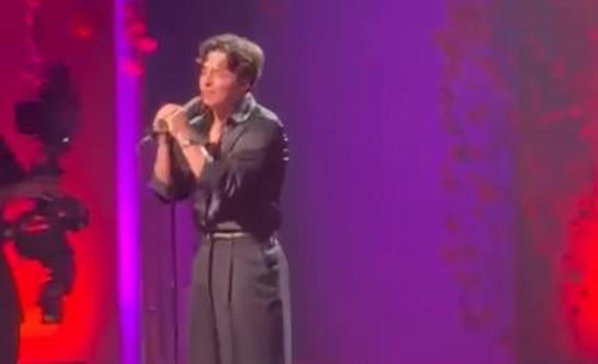 El cantante Izan Llunas emociona a Almodóvar con su actuación