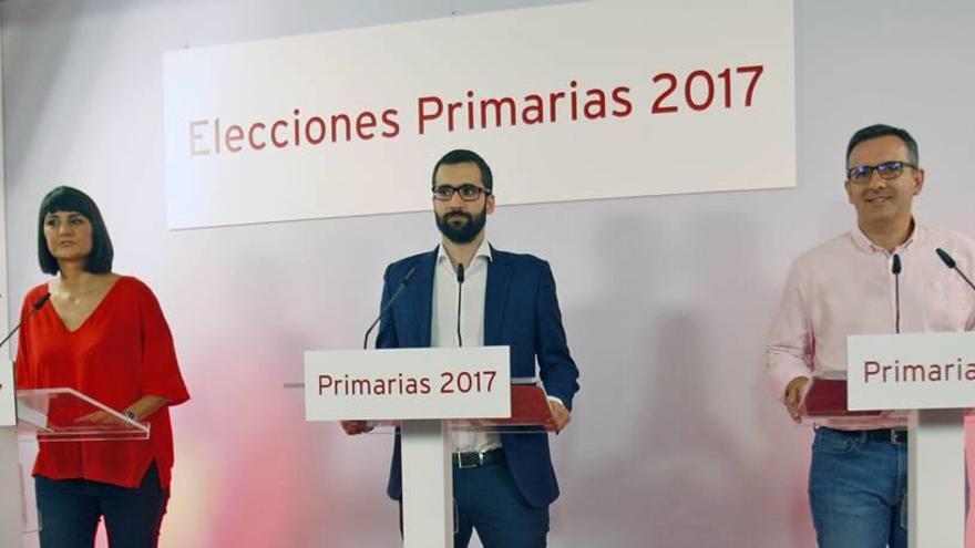 María González Veracruz, Francisco Lucas Ayala y Diego Conesa, preparados para comenzar el debate de las primarias, celebrado en la sede del PSRM.