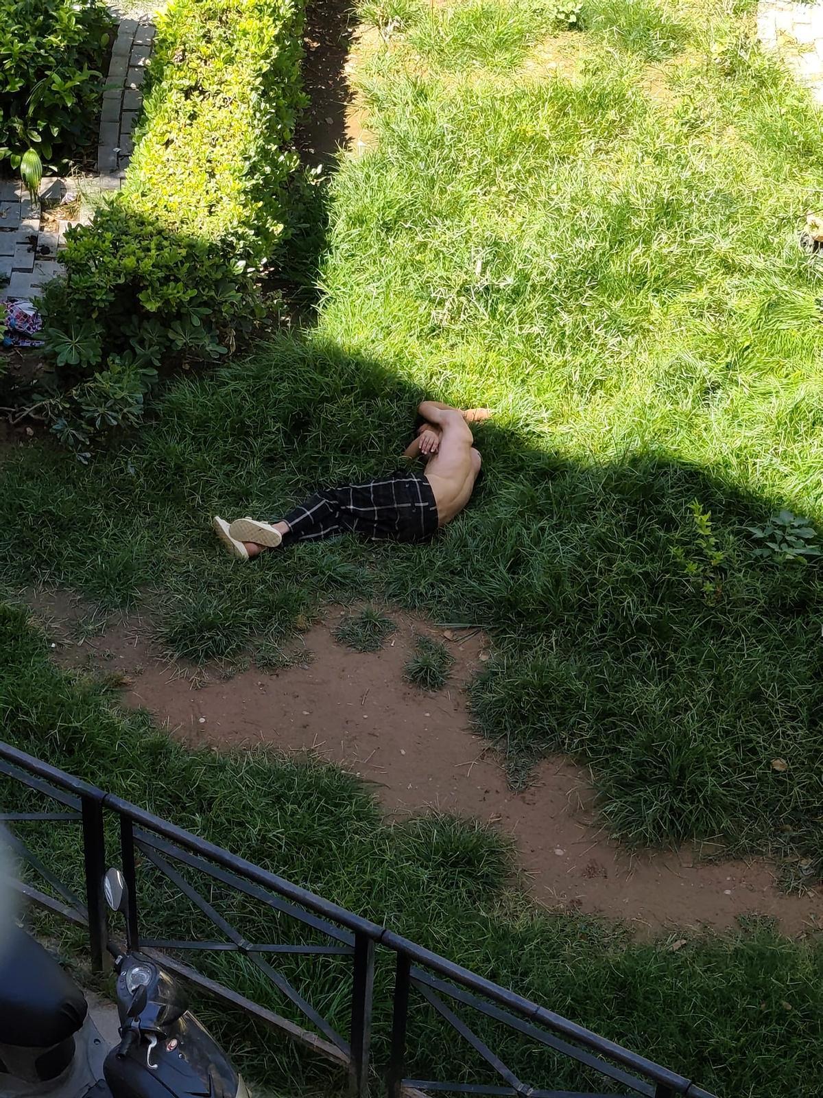 Un toxicómano tirado en un solar de Velluters.