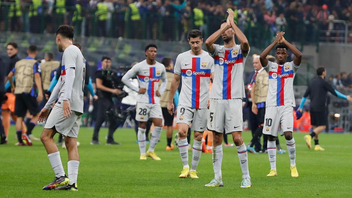 Los jugadores del FC Barcelona, después de la derrota contra el Inter en la fase de grupos de la Champions