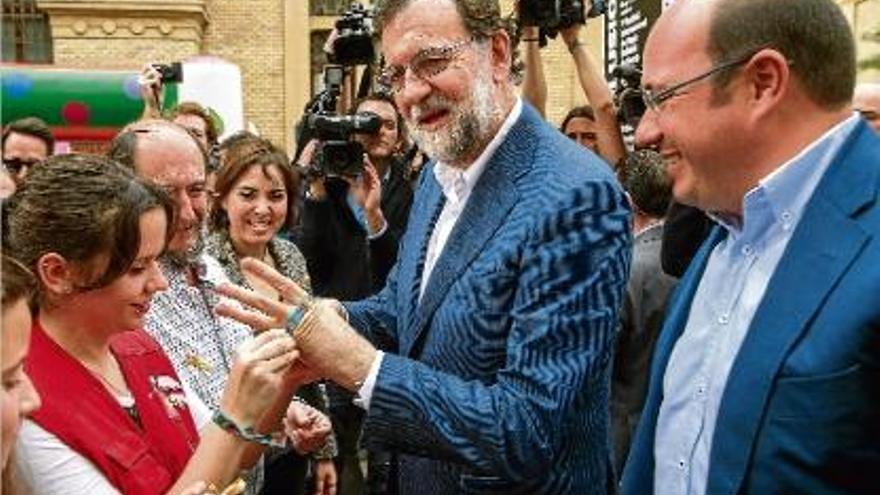 Mariano Rajoy rep una polsera d&#039;una simpatitzant durant la seva visita a Múrcia.