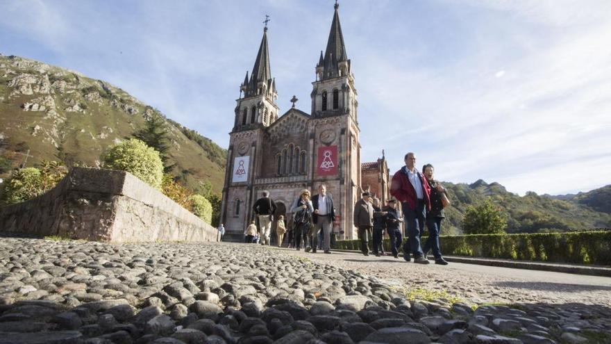 El tráfico a la basílica de Covadonga se cortará desde el próximo lunes hasta el 29 de mayo por las obras de reparación de la explanada