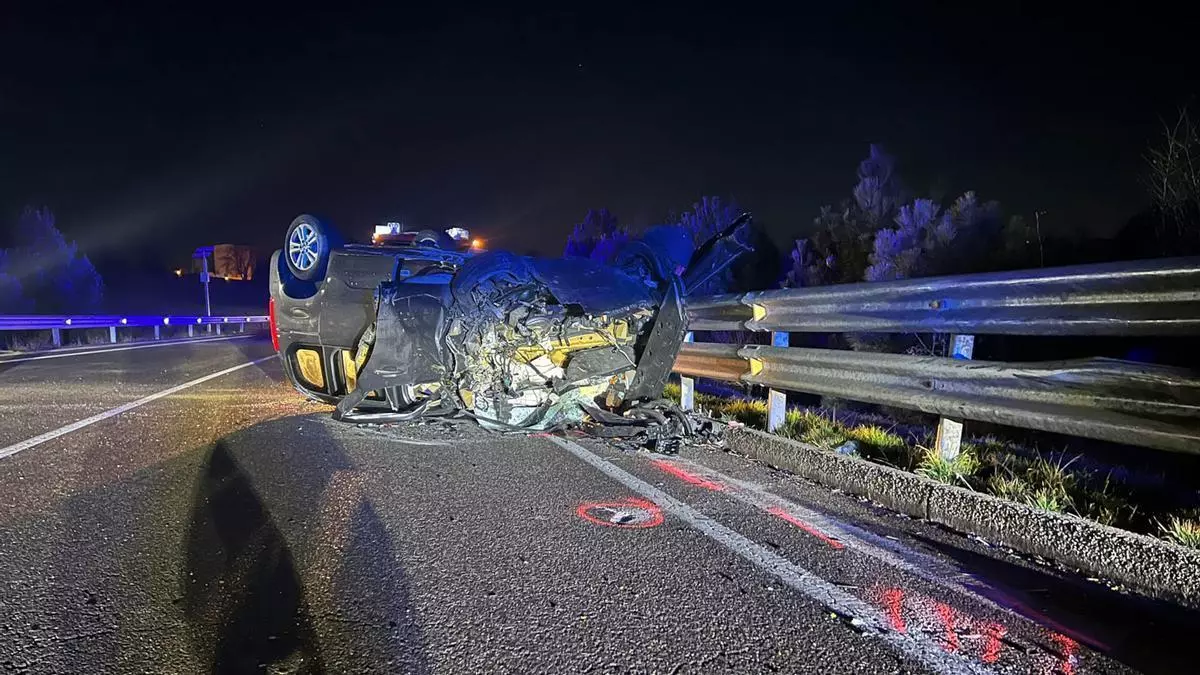 Un muerto y cuatro heridos por el choque frontal de dos turismos en la C-14 en Artesa de Segre