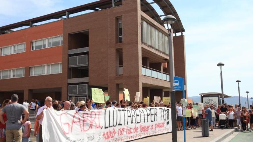 Protesta d&#039;amics i familiars del jove Gabriel Pérez davant de l&#039;hospital d&#039;Igualada